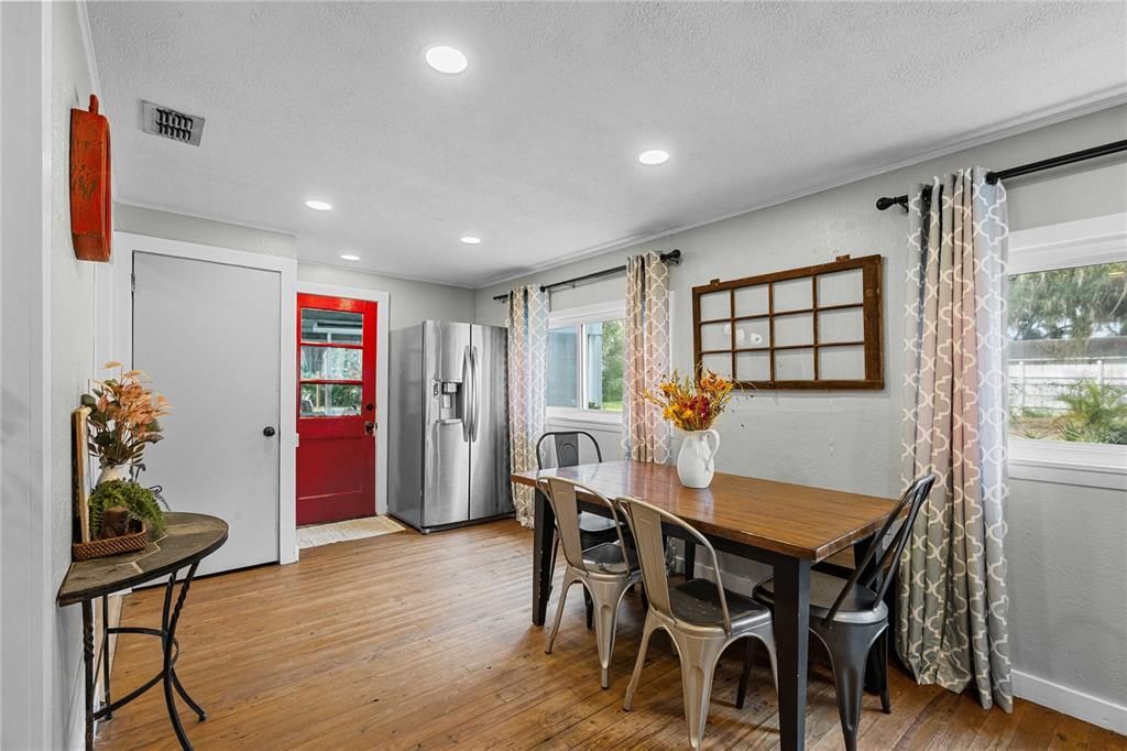 Active With Contract: $225,000 (2 beds, 1 baths, 792 Square Feet)