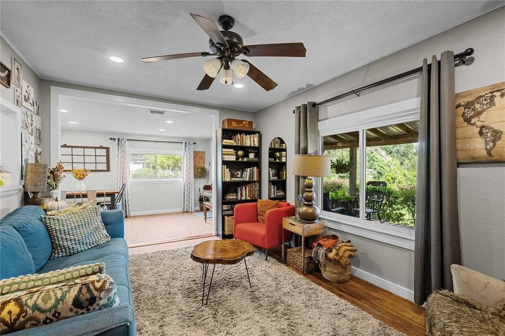 Active With Contract: $225,000 (2 beds, 1 baths, 792 Square Feet)