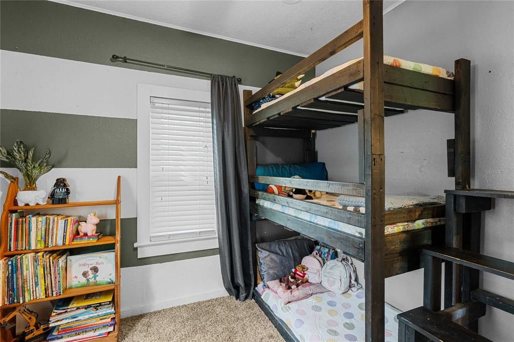 Active With Contract: $225,000 (2 beds, 1 baths, 792 Square Feet)