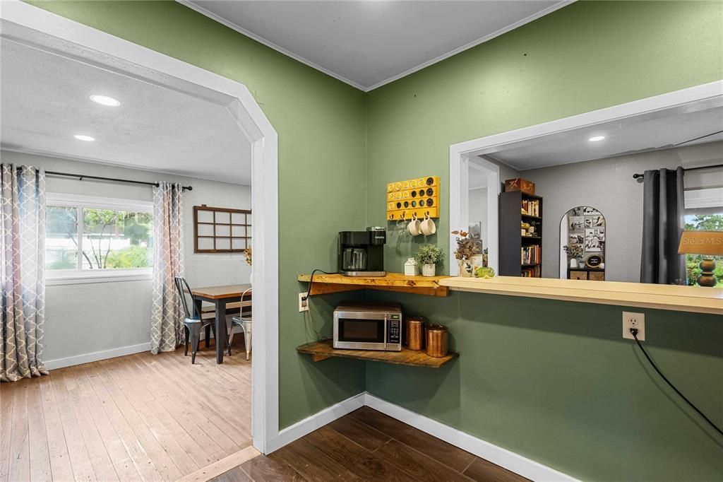 Active With Contract: $225,000 (2 beds, 1 baths, 792 Square Feet)