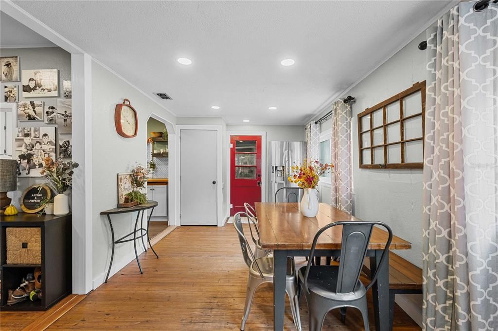 Active With Contract: $225,000 (2 beds, 1 baths, 792 Square Feet)