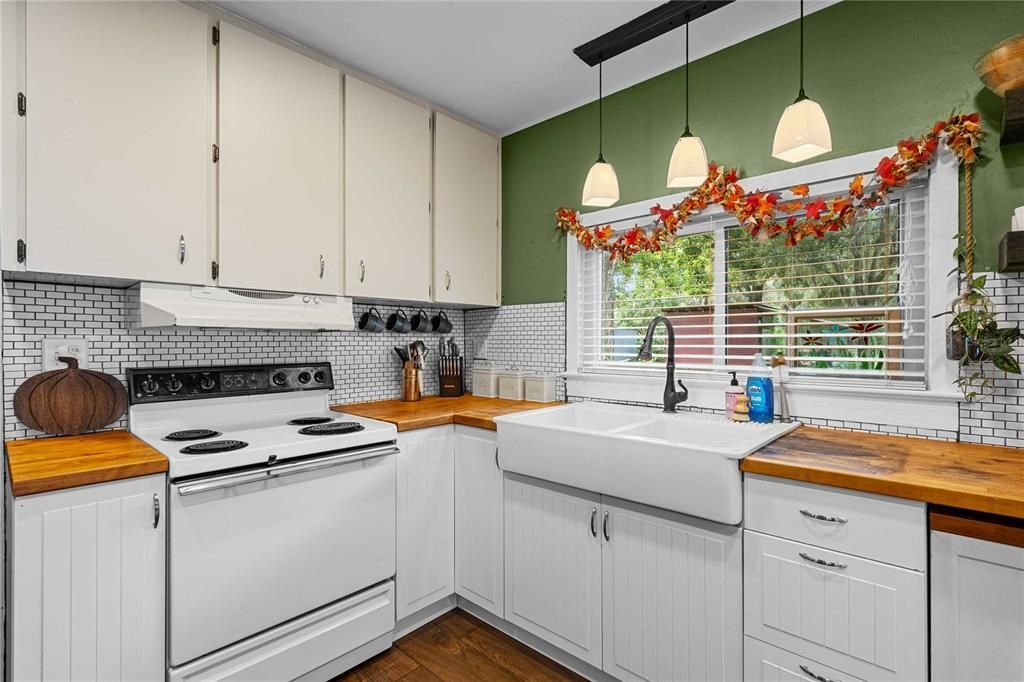 Active With Contract: $225,000 (2 beds, 1 baths, 792 Square Feet)