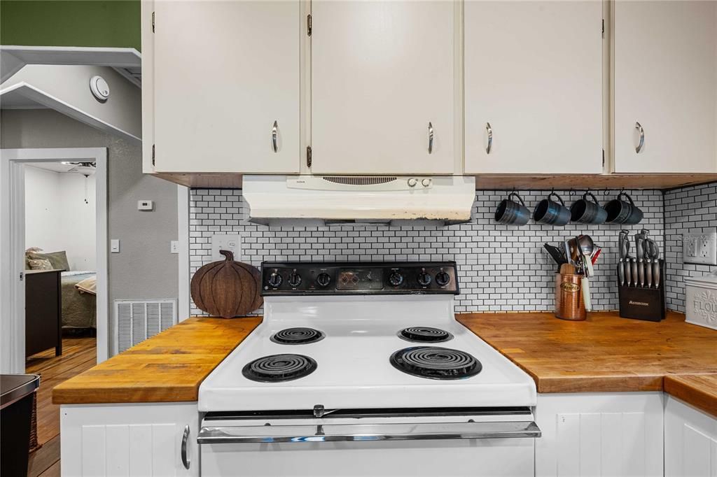 Active With Contract: $225,000 (2 beds, 1 baths, 792 Square Feet)