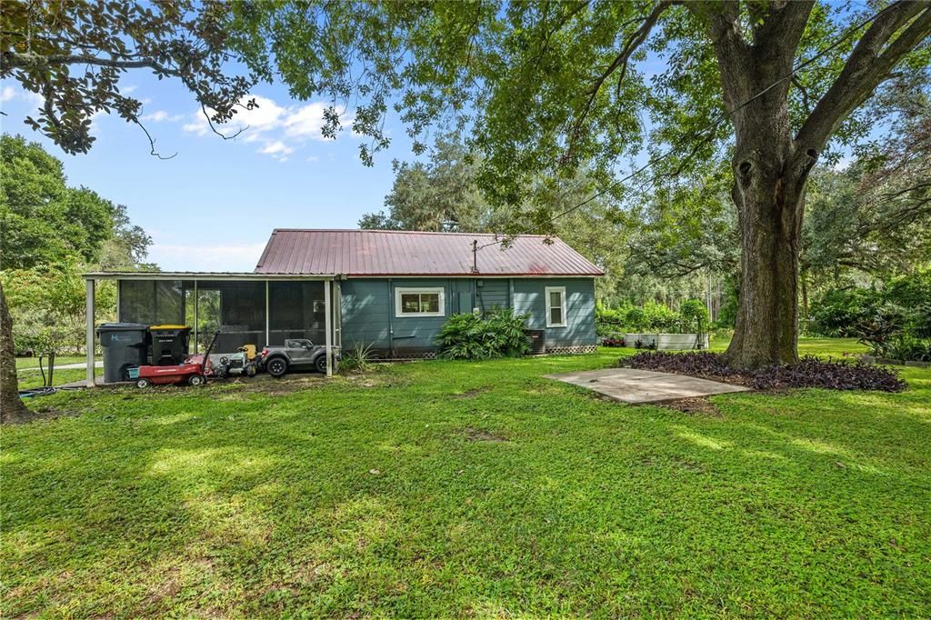 Active With Contract: $225,000 (2 beds, 1 baths, 792 Square Feet)