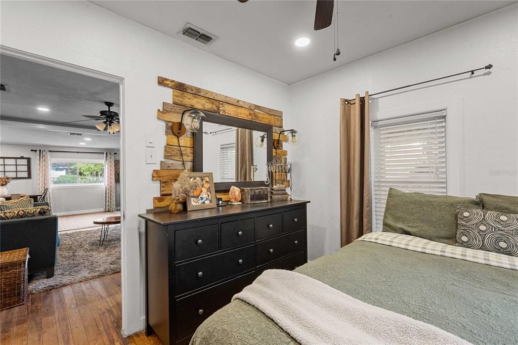 Active With Contract: $225,000 (2 beds, 1 baths, 792 Square Feet)