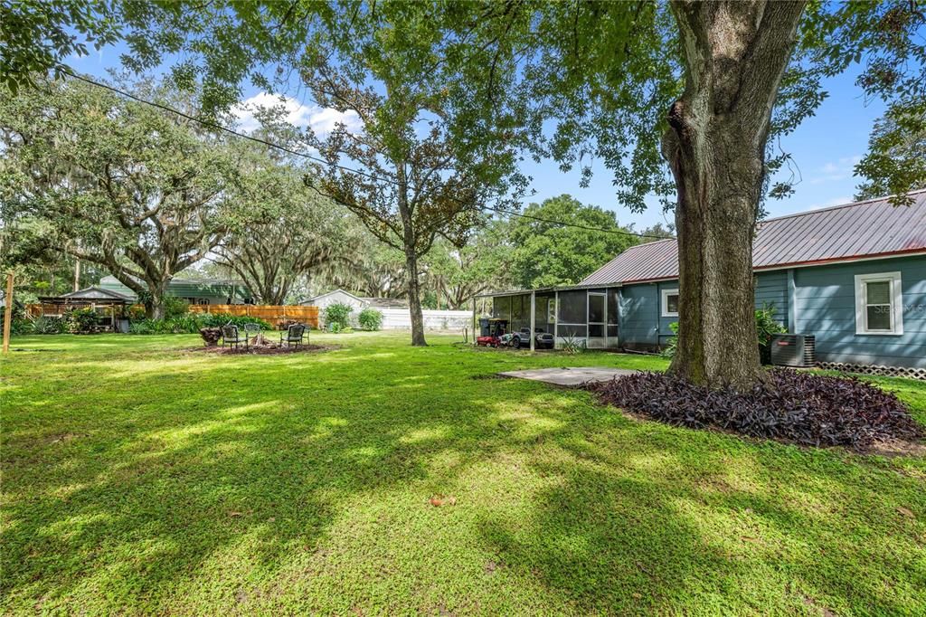 Active With Contract: $225,000 (2 beds, 1 baths, 792 Square Feet)