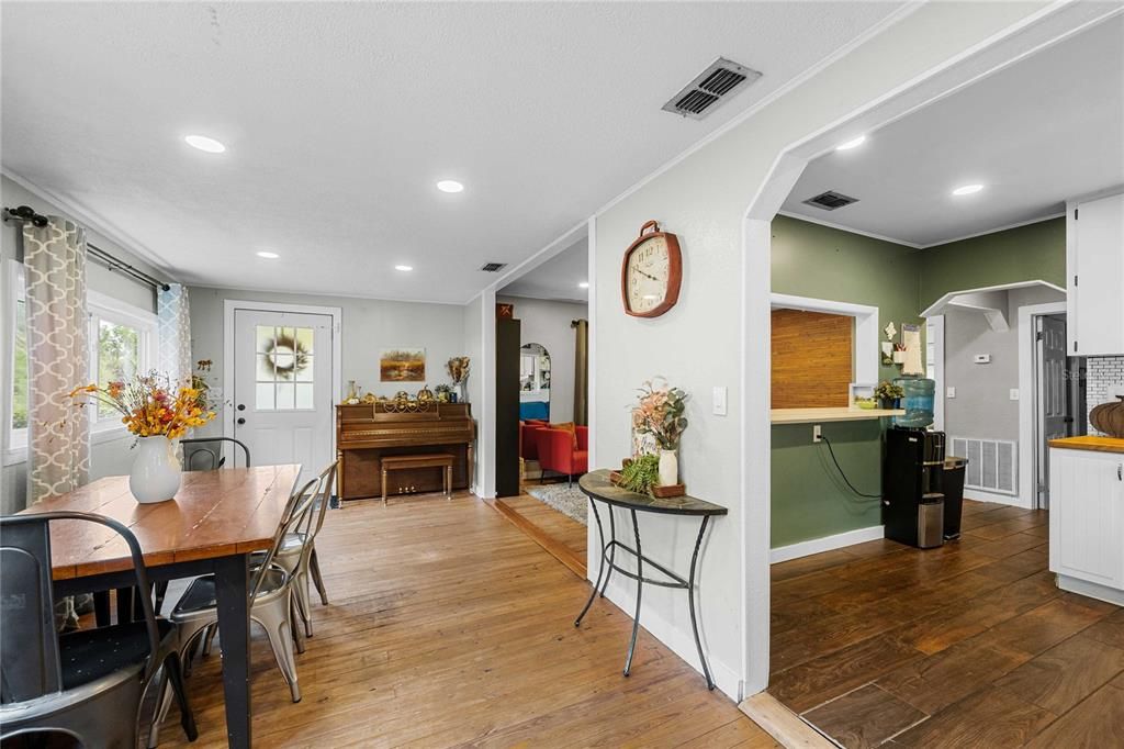 Active With Contract: $225,000 (2 beds, 1 baths, 792 Square Feet)