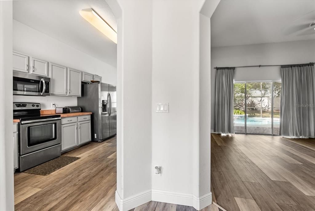 合同活跃: $443,900 (3 贝兹, 2 浴室, 1534 平方英尺)