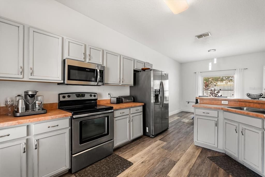 合同活跃: $443,900 (3 贝兹, 2 浴室, 1534 平方英尺)