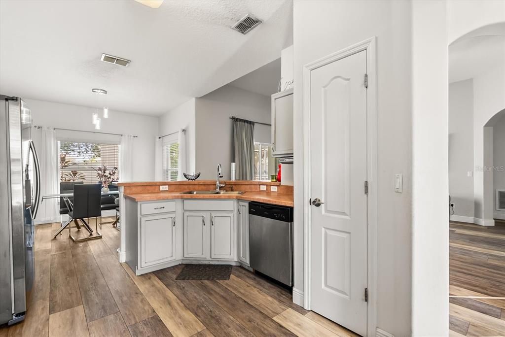 合同活跃: $443,900 (3 贝兹, 2 浴室, 1534 平方英尺)