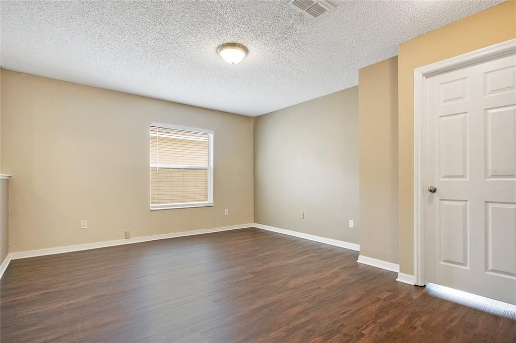 Под контрактом: $399,900 (3 спален, 2 ванн, 1828 Квадратных фут)