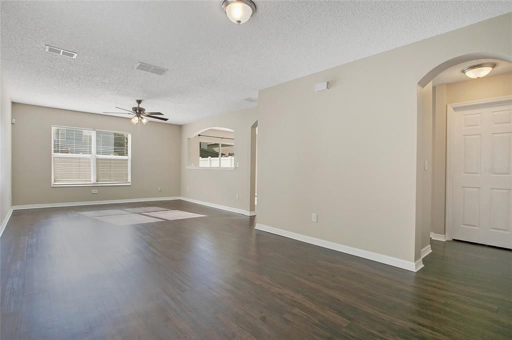 Под контрактом: $399,900 (3 спален, 2 ванн, 1828 Квадратных фут)