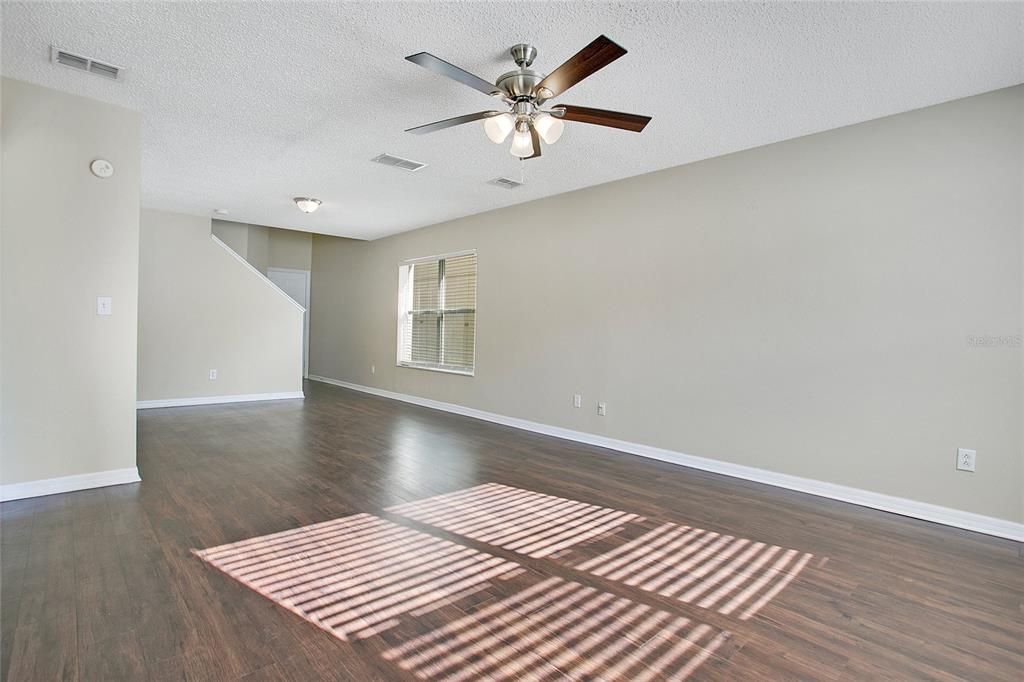 Под контрактом: $399,900 (3 спален, 2 ванн, 1828 Квадратных фут)