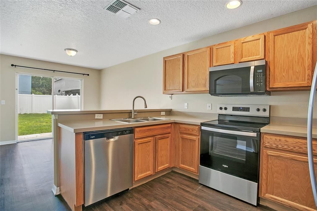 Под контрактом: $399,900 (3 спален, 2 ванн, 1828 Квадратных фут)