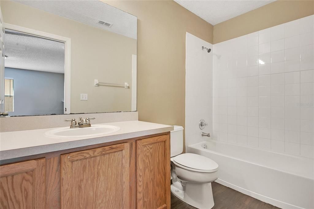 Под контрактом: $399,900 (3 спален, 2 ванн, 1828 Квадратных фут)