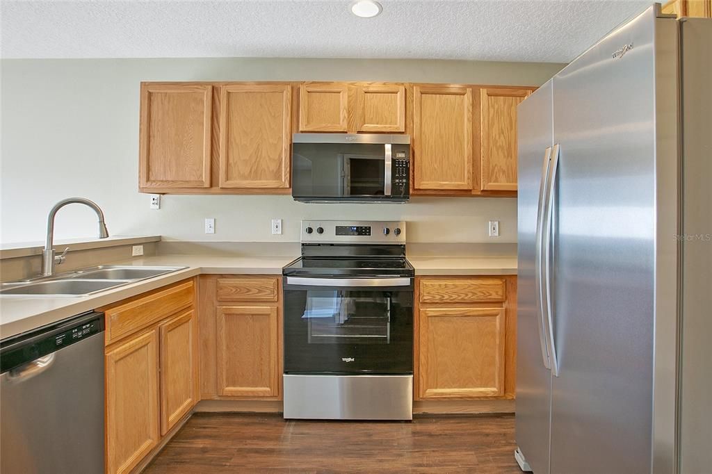 Под контрактом: $399,900 (3 спален, 2 ванн, 1828 Квадратных фут)