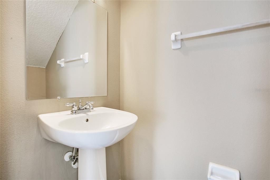 Под контрактом: $399,900 (3 спален, 2 ванн, 1828 Квадратных фут)