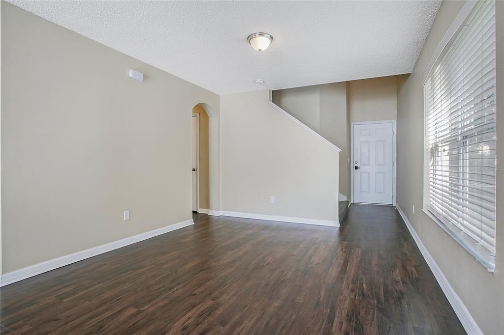 Под контрактом: $399,900 (3 спален, 2 ванн, 1828 Квадратных фут)