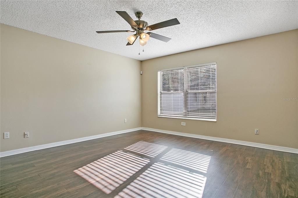 Под контрактом: $399,900 (3 спален, 2 ванн, 1828 Квадратных фут)