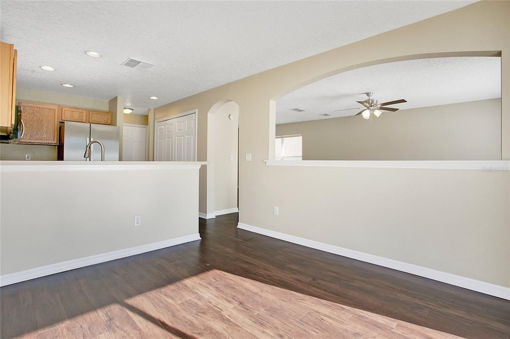 Под контрактом: $399,900 (3 спален, 2 ванн, 1828 Квадратных фут)