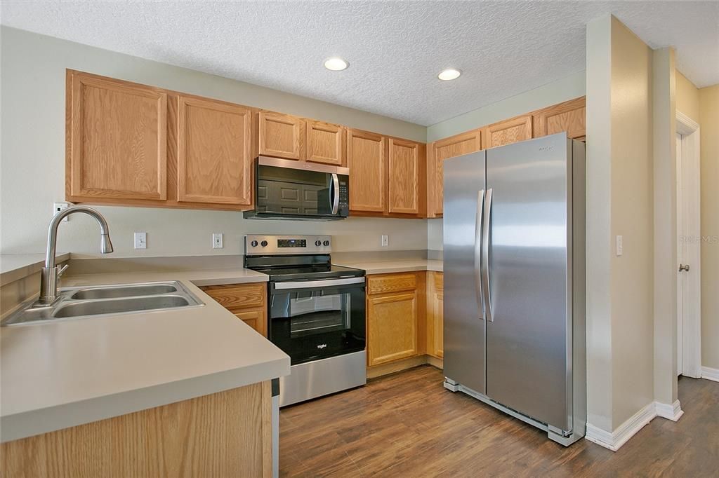 Под контрактом: $399,900 (3 спален, 2 ванн, 1828 Квадратных фут)