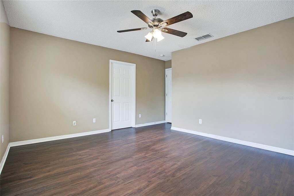 Под контрактом: $399,900 (3 спален, 2 ванн, 1828 Квадратных фут)