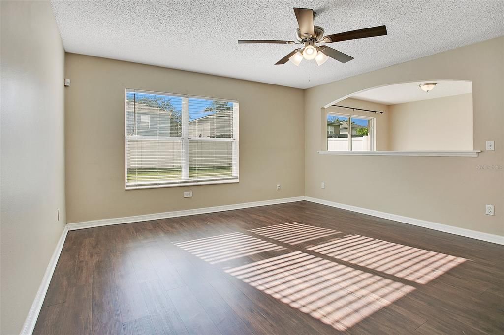 Под контрактом: $399,900 (3 спален, 2 ванн, 1828 Квадратных фут)