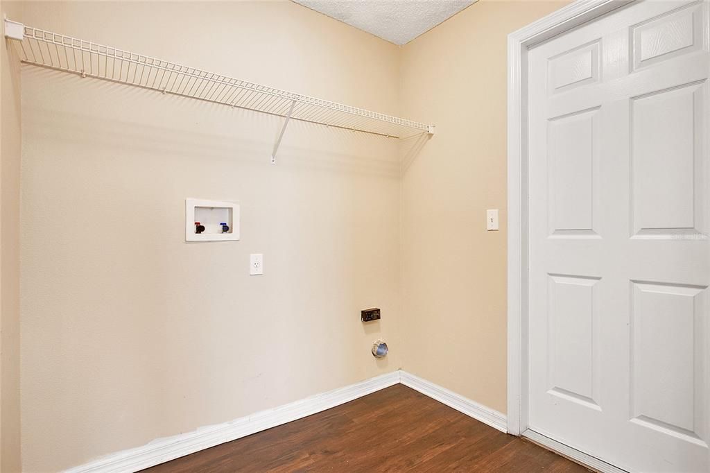 Под контрактом: $399,900 (3 спален, 2 ванн, 1828 Квадратных фут)