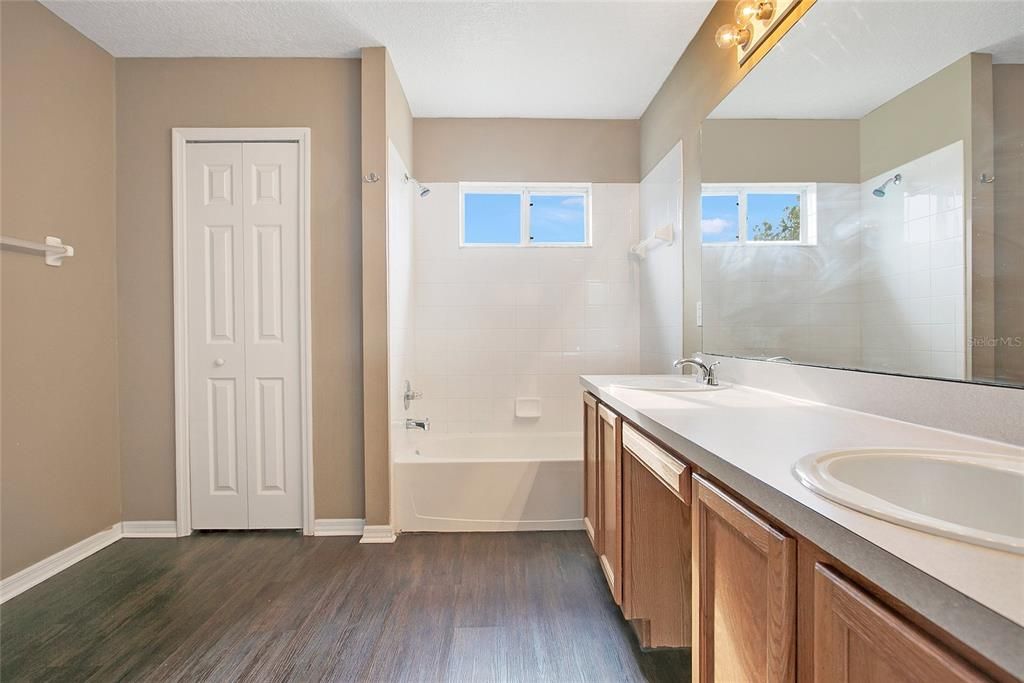 Под контрактом: $399,900 (3 спален, 2 ванн, 1828 Квадратных фут)