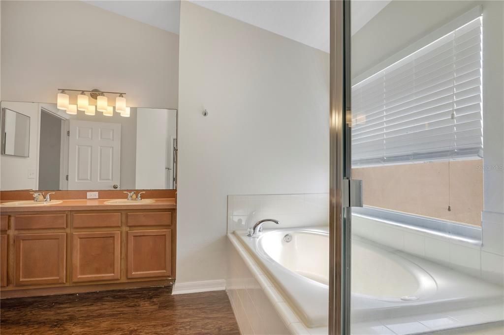 For Sale: $334,900 (4 beds, 2 baths, 1654 Square Feet)