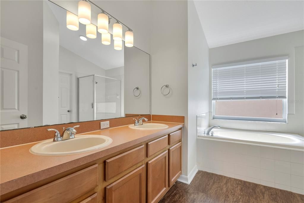 For Sale: $334,900 (4 beds, 2 baths, 1654 Square Feet)