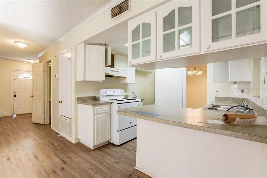 Active With Contract: $289,900 (3 beds, 2 baths, 1904 Square Feet)