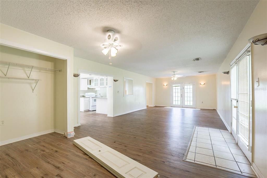 Active With Contract: $289,900 (3 beds, 2 baths, 1904 Square Feet)