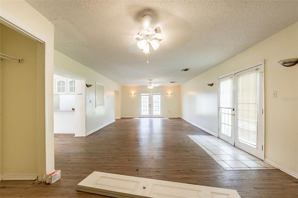 Active With Contract: $289,900 (3 beds, 2 baths, 1904 Square Feet)