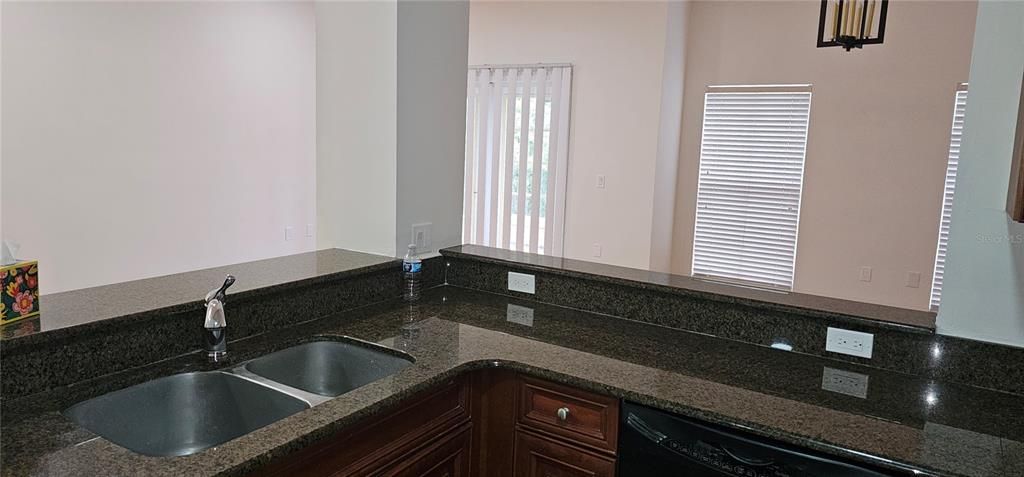 Под контрактом: $2,100 (3 спален, 2 ванн, 1822 Квадратных фут)