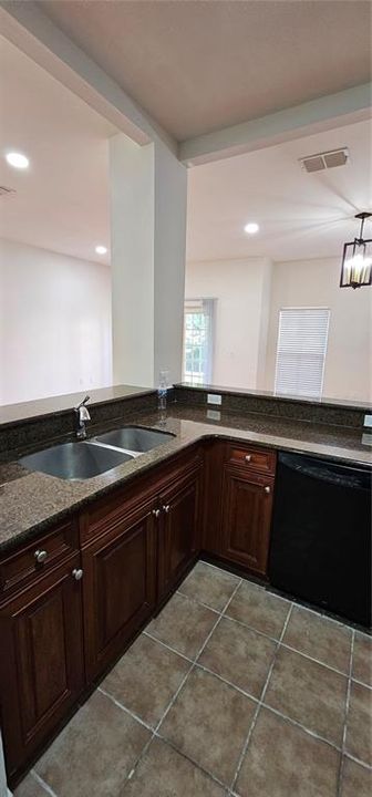 Под контрактом: $2,100 (3 спален, 2 ванн, 1822 Квадратных фут)