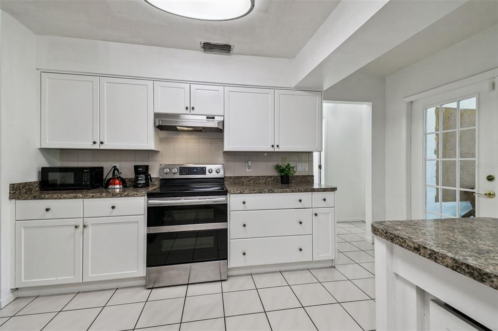 合同活跃: $525,000 (4 贝兹, 3 浴室, 2448 平方英尺)