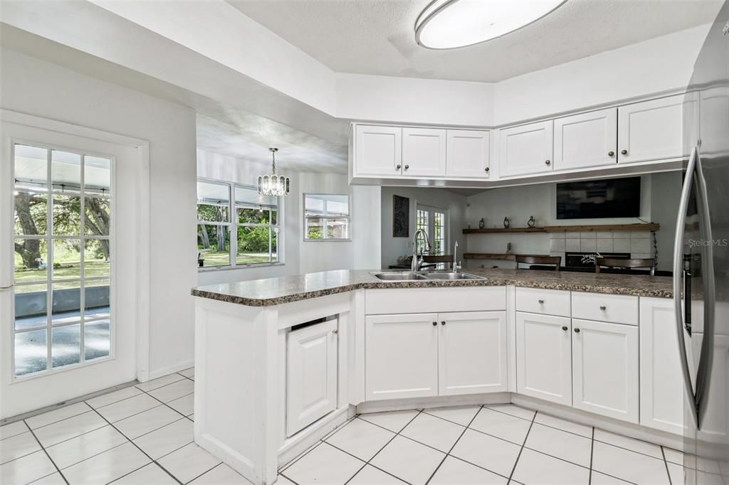 合同活跃: $525,000 (4 贝兹, 3 浴室, 2448 平方英尺)