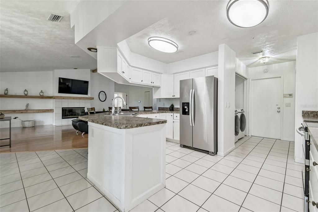 合同活跃: $525,000 (4 贝兹, 3 浴室, 2448 平方英尺)