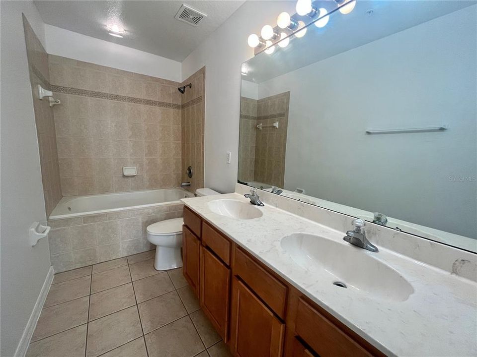 Activo con contrato: $2,299 (3 camas, 2 baños, 1795 Pies cuadrados)