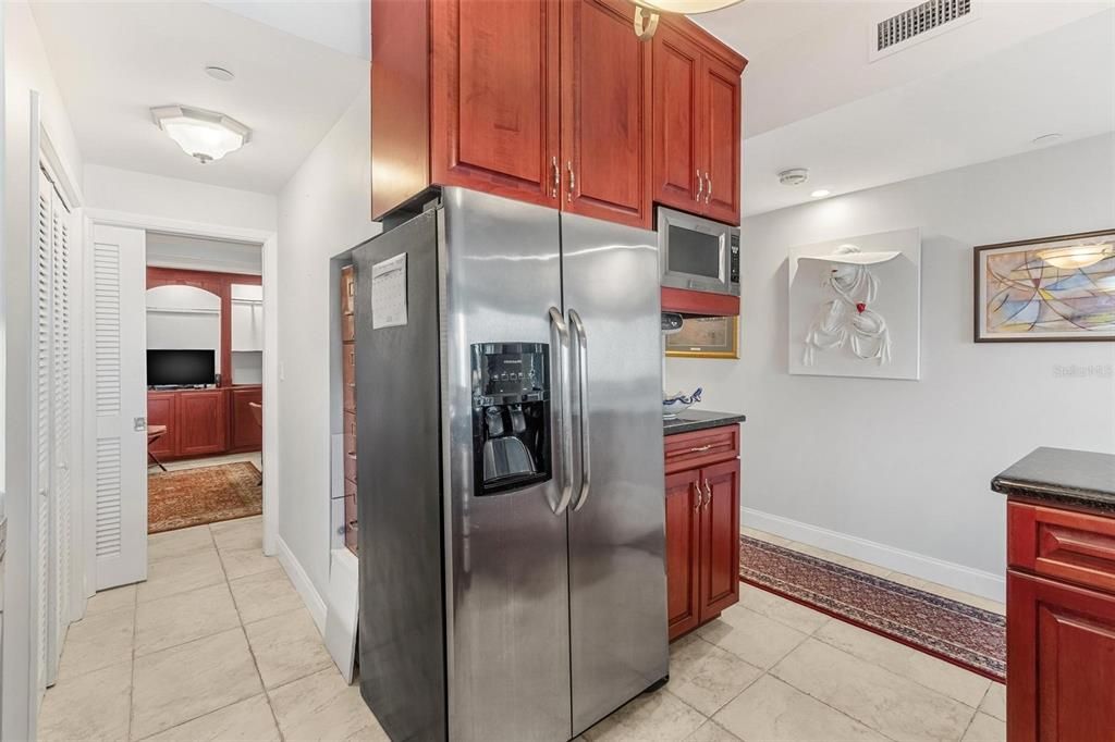 Active With Contract: $4,250 (1 beds, 1 baths, 1226 Square Feet)