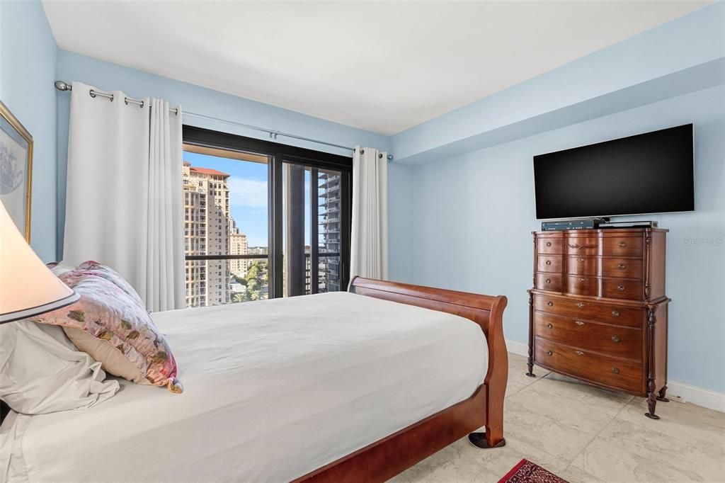 Active With Contract: $4,250 (1 beds, 1 baths, 1226 Square Feet)