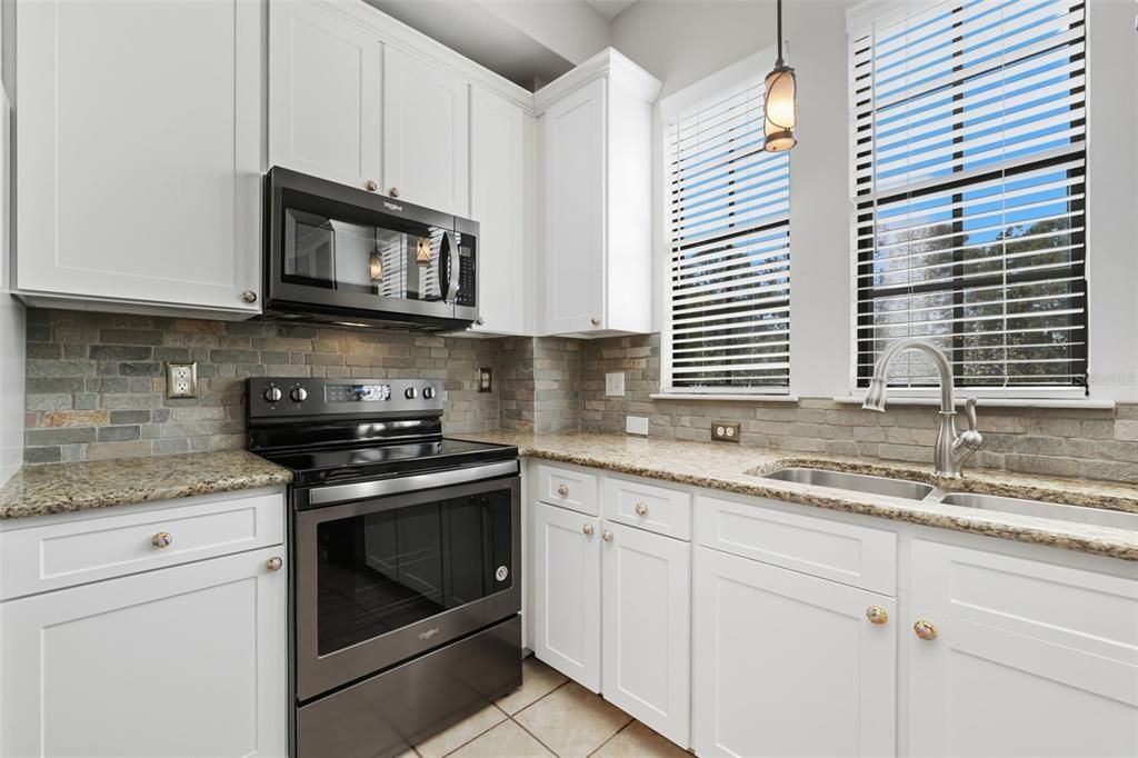 Active With Contract: $470,000 (2 beds, 2 baths, 1290 Square Feet)