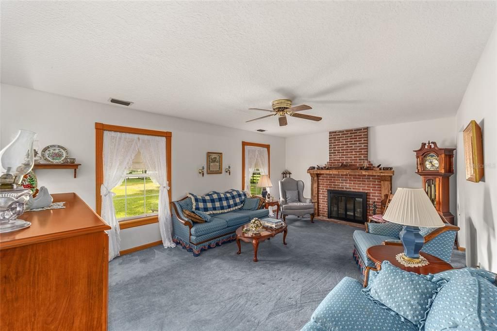 En Venta: $598,750 (4 camas, 3 baños, 2096 Pies cuadrados)