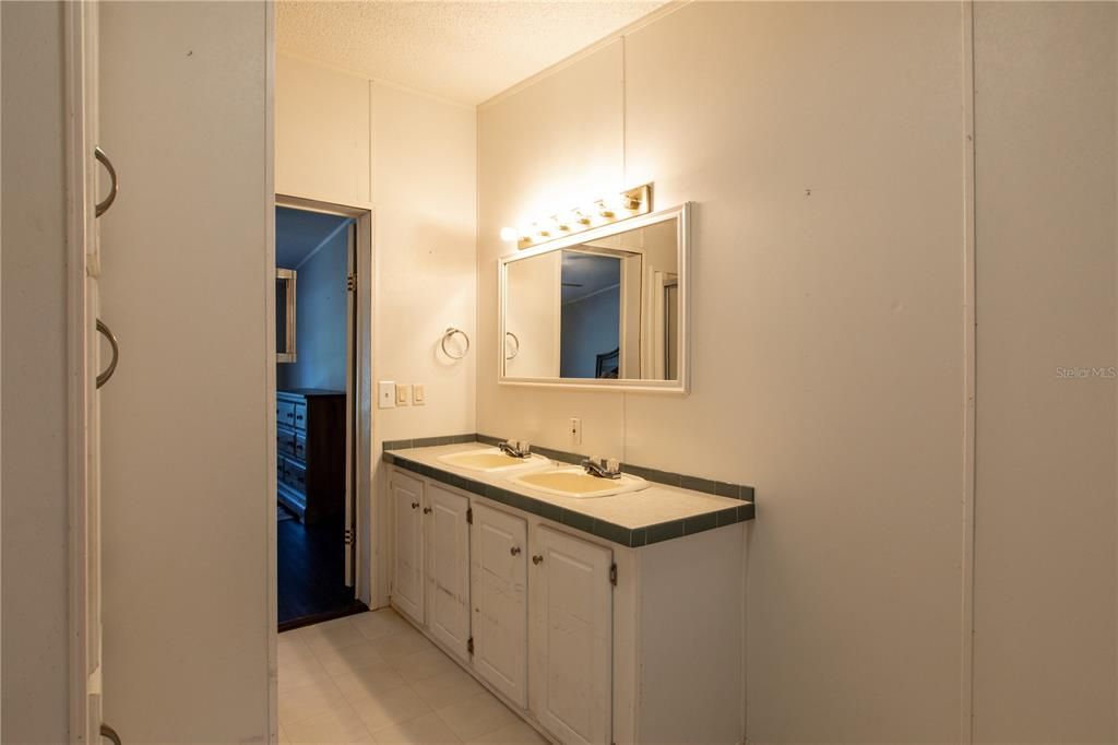 For Sale: $200,000 (3 beds, 2 baths, 1736 Square Feet)