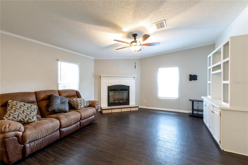 For Sale: $200,000 (3 beds, 2 baths, 1736 Square Feet)