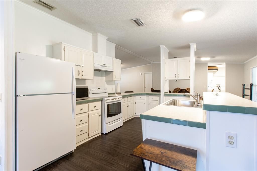 For Sale: $200,000 (3 beds, 2 baths, 1736 Square Feet)