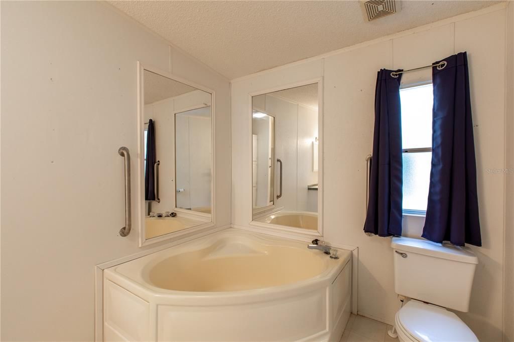 For Sale: $200,000 (3 beds, 2 baths, 1736 Square Feet)