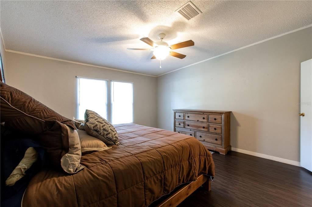 For Sale: $200,000 (3 beds, 2 baths, 1736 Square Feet)