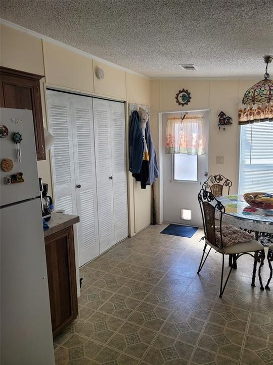 For Sale: $199,500 (3 beds, 2 baths, 1304 Square Feet)